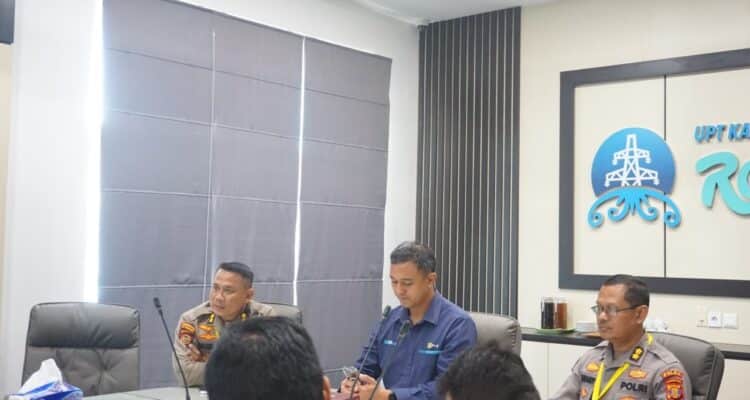 Manager Unit Pelaksana Transmisi, Dhany Priatna (tengah) bersama Kabagbinopsnal Ditpamobvit Polda Kaltim, AKBP Sunardi (paling kanan) saat rapat pembahasan untuk menjaga keamanan Obvitnas di Kalimantan Timur dan Utara. (Foto: PLN)