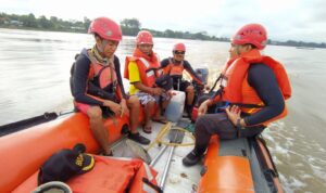 Tim SAR melakukan pencarian terhadap korban tenggelam. (Foto: Tim SAR)