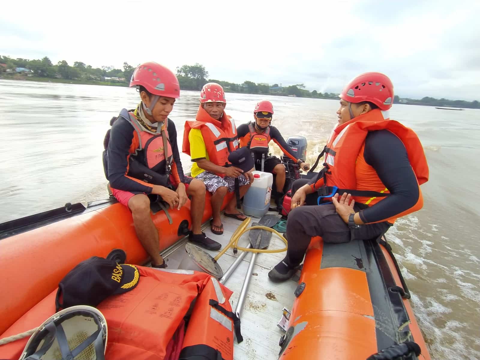 Tim SAR melakukan pencarian terhadap korban tenggelam. (Foto: Tim SAR)