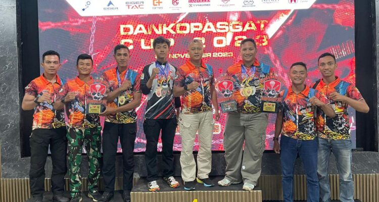 Arvin sabet lima trofi di kejuaraan Dankopasgat Cup. (Foto: Jauhari)