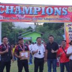 Bupati Kapuas Hulu, Fransiskus Diaan menutup turnamen sepak bola Nanga Nuar Cup Season IV. (Foto: Ishaq)