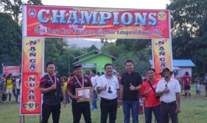Bupati Kapuas Hulu, Fransiskus Diaan menutup turnamen sepak bola Nanga Nuar Cup Season IV. (Foto: Ishaq)