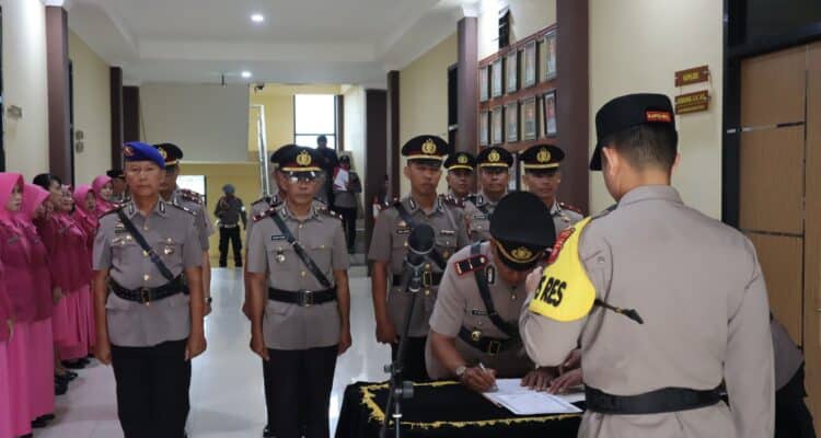Kapolres Kapuas Hulu, AKBP Hendrawan pimpinan serah terima jabatan kasat polair dan kapolsek. (Foto: Ishaq/KalbarOnline.com)