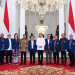 Presiden Joko Widodo foto bersama Pengurus Persatuan Wartawan Indonesia (PWI) Pusat di Istana Merdeka, Jakarta, Selasa (07/11/2023). (Foto: Sekretariat Presiden)