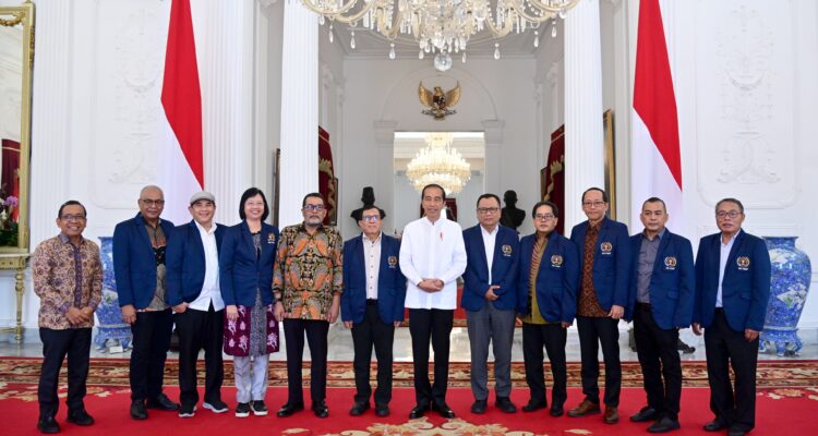Presiden Joko Widodo foto bersama Pengurus Persatuan Wartawan Indonesia (PWI) Pusat di Istana Merdeka, Jakarta, Selasa (07/11/2023). (Foto: Sekretariat Presiden)