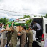 Prosesi pemakaman Mantan Bupati Sambas, Burhanuddin A Rasyid di TPU Bengkok, Kecamatan Tebas, Kabupaten Sambas. (Foto: Juhari)