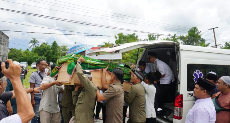 Prosesi pemakaman Mantan Bupati Sambas, Burhanuddin A Rasyid di TPU Bengkok, Kecamatan Tebas, Kabupaten Sambas. (Foto: Juhari)