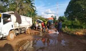 Sejumlah Truk Amblas di Jalan Poros Sukadana, Dusun Mentubang, Desa Harapan Mulia, Kabupaten Kayong Utara. (Foto: Dok. Istimewa/Santo)