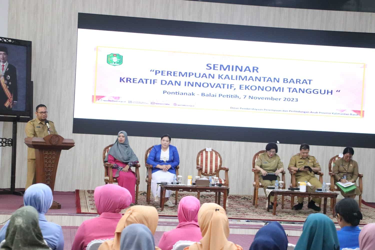 Seminar bertajuk "Perempuan Kalimantan Barat Kreatif dan Inovatif", di Balai Petitih Kantor Gubernur Kalbar, Selasa (07/11/2023). (Foto: Jauhari)