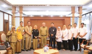 Pj Gubernur Kalimantan Barat, Harisson foto bersama jajaran ANRI di Ruang Kerja Gubernur Kalbar, Selasa (07/11/2023). (Foto: Jauhari)