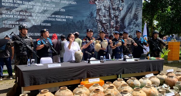 Konferensi pers penangkapan 3 unit kapal ikan yang melakukan pengangkatan BMKT. (Foto: Indri)
