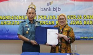 Foto bersama usai penandatanganan PKS antara bank bjb bersama TNI AL. (Foto: bank bjb)