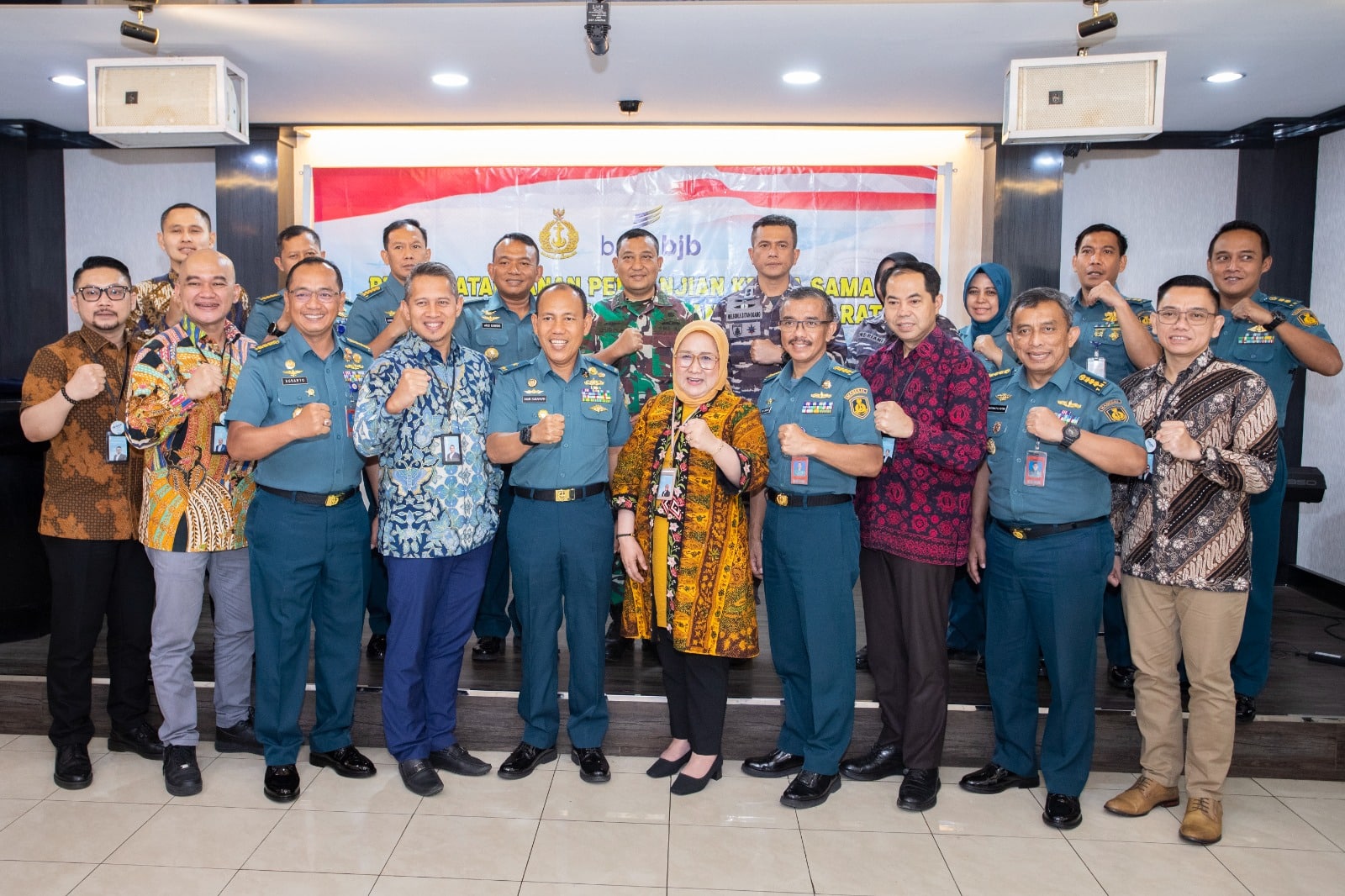 Foto bersama usai penandatanganan PKS antara bank bjb bersama TNI AL. (Foto: bank bjb)