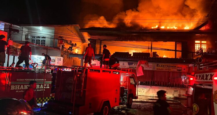 Ruko Furniture dan Elektronik Maju Jaya terbakar, pada Selasa (07/11/23). (Foto: Polres Kubu Raya)