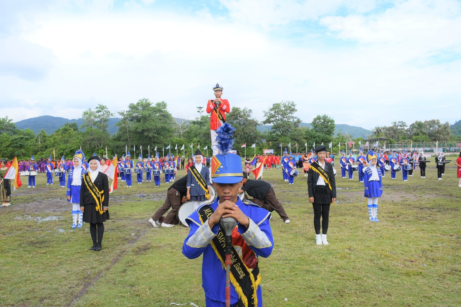 Pembukaan kejuaraan sepak bola dan bola voli antar pelajar tingkat SMP/MTs se-Kabupaten Kayong Utara, di Lapangan Persikara Kecamatan Sukadana, Selasa (07/11/2023). (Foto: Dok. Prokopim/Santo)