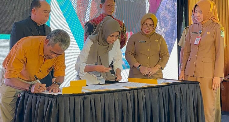 Kepala Dinas Pendidikan dan Kebudayaan Provinsi Kalbar, Rita Hastarita menyaksikan penandatanganan MoU antara pihak SMKN 5 Pontianak dan stakeholder terkait. (Foto: MCRH)