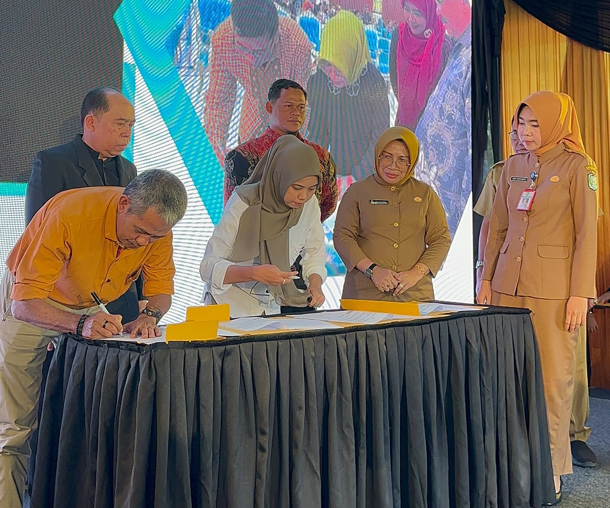 Kepala Dinas Pendidikan dan Kebudayaan Provinsi Kalbar, Rita Hastarita menyaksikan penandatanganan MoU antara pihak SMKN 5 Pontianak dan stakeholder terkait. (Foto: MCRH)