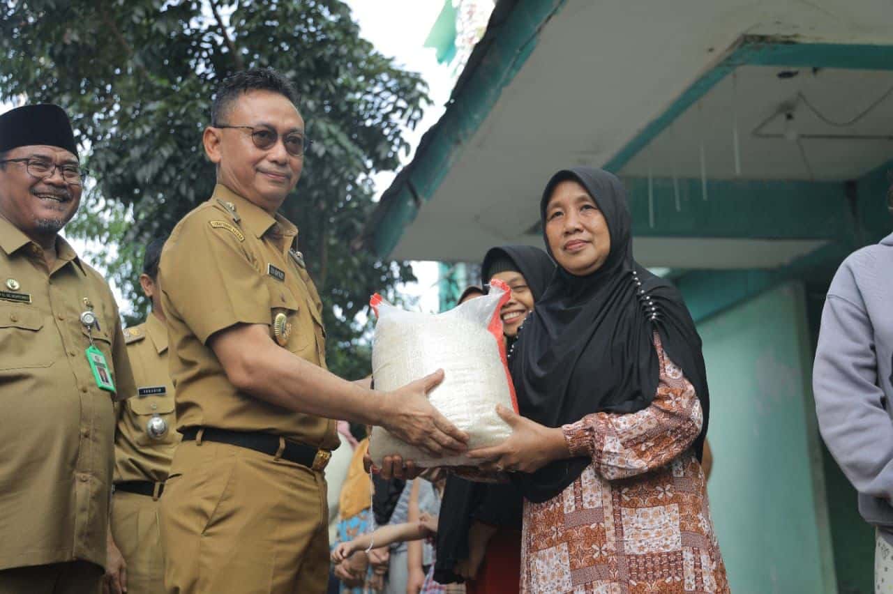 Wali Kota Pontianak, Edi Rusdi Kamtono menyerahkan bantuan cadangan pangan beras kepada warga kurang mampu sebagai salah satu program pengentasan kemiskinan. (Foto: Prokopim Pontianak)