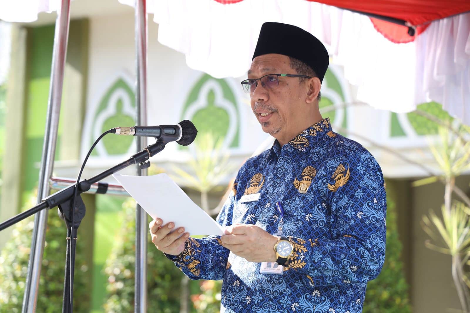 Sekretaris Daerah Kota Pontianak, Mulyadi menjadi pembina upacara peringatan Hari Pahlawan di lingkup Pemerintah Kota Pontianak. (Foto: Kominfo/Prokopim Pontianak)