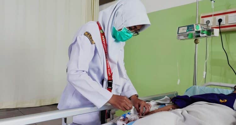Petugas kesehatan di RSUD SSMA Pontianak sedang memeriksa kondisi pasien. (Foto: Humas-PKRS RSUD SSMA) 