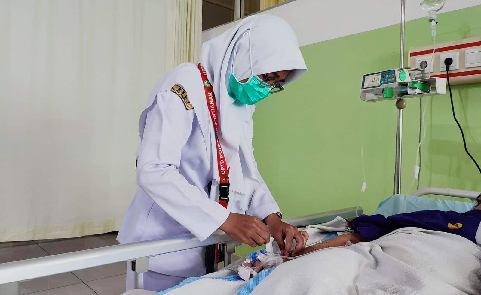 Petugas kesehatan di RSUD SSMA Pontianak sedang memeriksa kondisi pasien. (Foto: Humas-PKRS RSUD SSMA) 