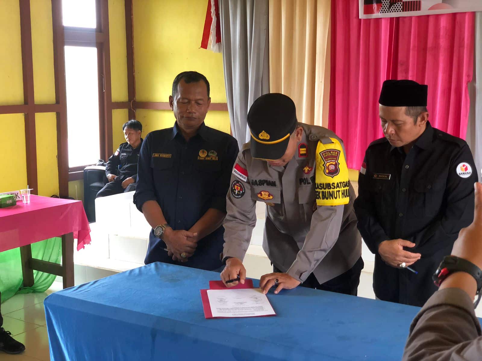 Penandatanganan Deklarasi Pemilu Damai di Kecamatan Bunut Hulu, Kabupaten Kapuas Hulu. (Ishaq/KalbarOnline.com)