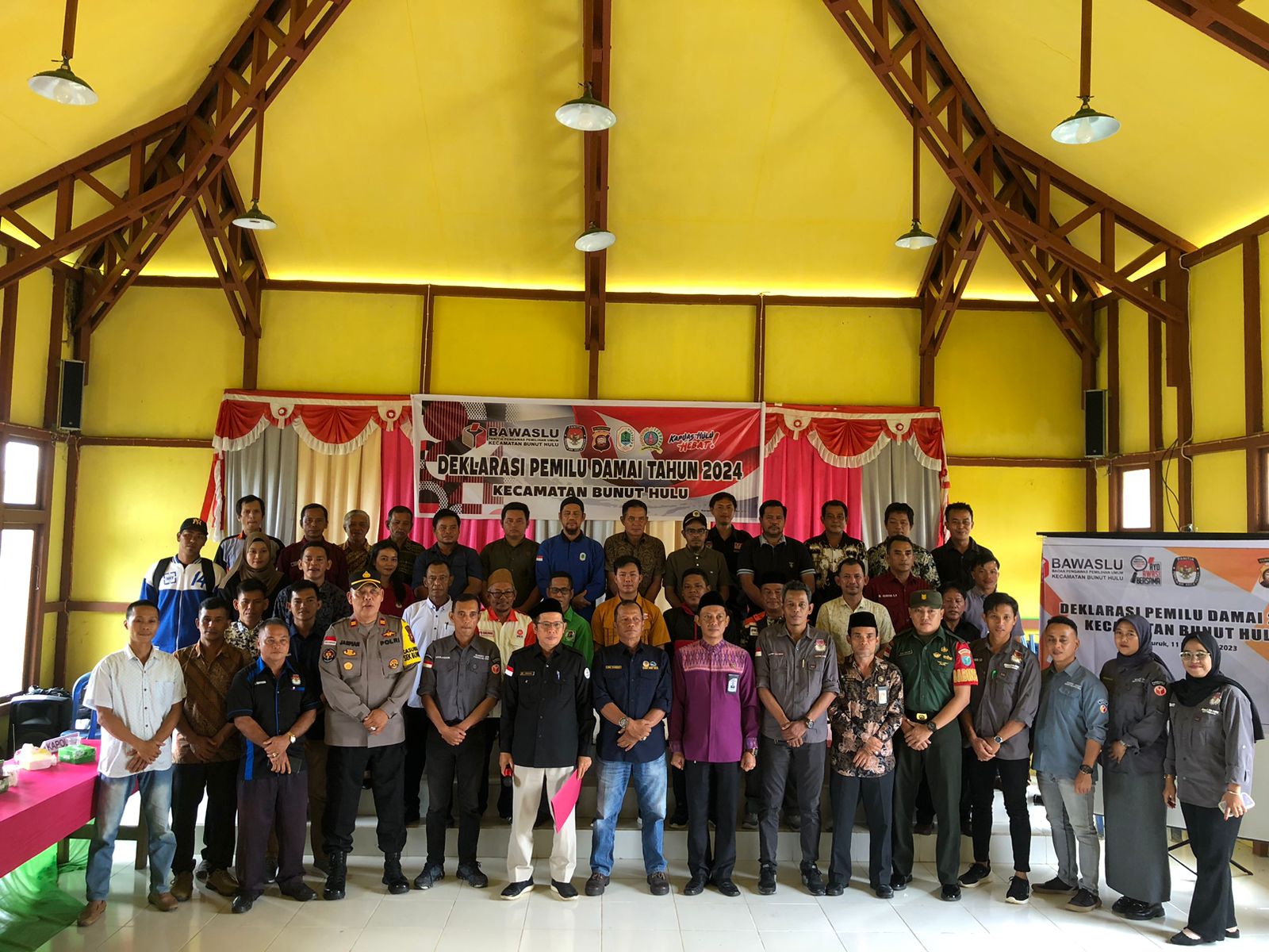 Foto bersama dalam acara Deklarasi Pemilu Damai di Kecamatan Bunut Hulu, Kabupaten Kapuas Hulu. (Ishaq/KalbarOnline.com)