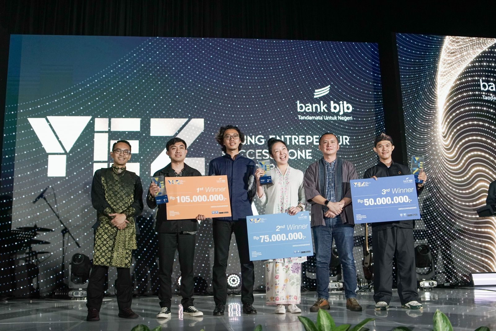 Foto bersama pemenang Young Entrepreneur Success Zone 2023 yang digelar oleh bank bjb. (Foto: bank bjb)