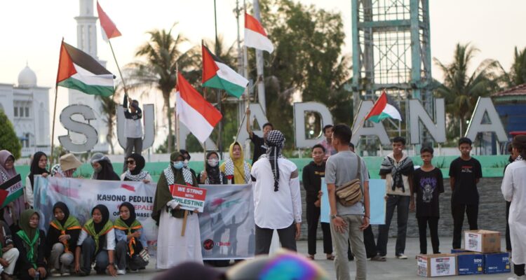 Antusias warga Kayong Utara Peduli Palestina saat menggelar aksi penggalangan dana untuk Palestina, di Kecamatan Sukadana, Sabtu, (11/11/2023). (Foto: Santo)