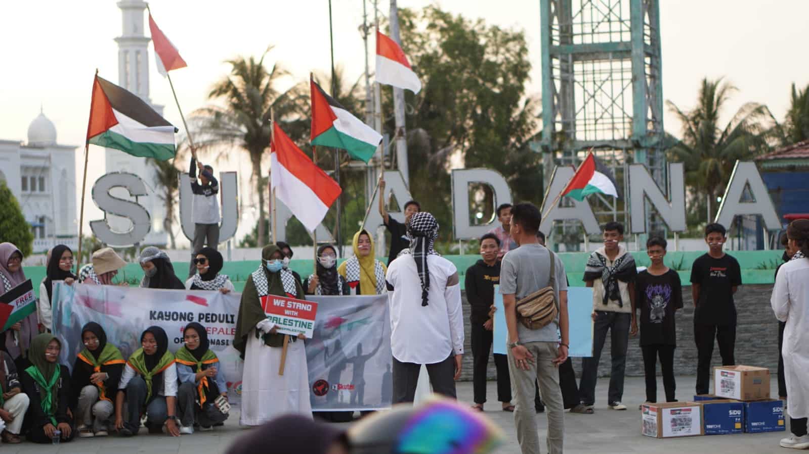 Antusias warga Kayong Utara Peduli Palestina saat menggelar aksi penggalangan dana untuk Palestina, di Kecamatan Sukadana, Sabtu, (11/11/2023). (Foto: Santo)