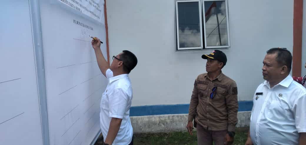 Pj Bupati Kayong Utara, Romi Wijaya menghadiri serta mendeklarasikan kegiatan ODF di Desa Wonorejo dan Desa Podorukun, Kecamatan Seponti, Sabtu (11/11/2023). (Foto: Prokopim/Santo)