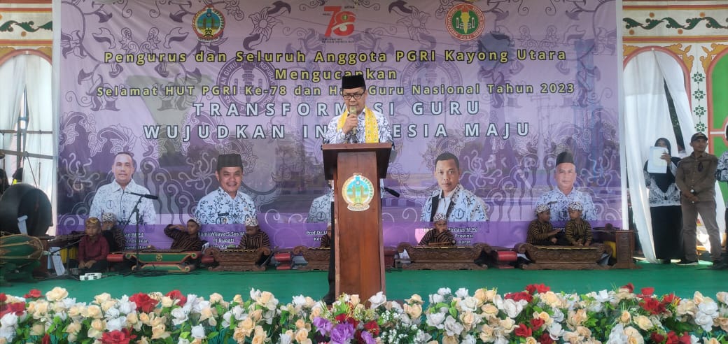 Pj Bupati Kayong Utara, Romi Wijaya memberikan kata sambutan dalam acara HUT PGRI ke 78 dan HGN di Kecamatan Seponti, Kabupaten Kayong Utara, Sabtu (11/11/2023). (Foto: Prokopim/Santo)