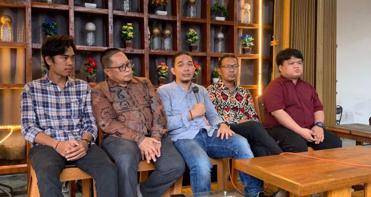 Konferensi pers dukungan Aliansi Aktivis Lintas Generasi di Pontianak terhadap Ketua BEM UI, Melki. (Foto: Indri)