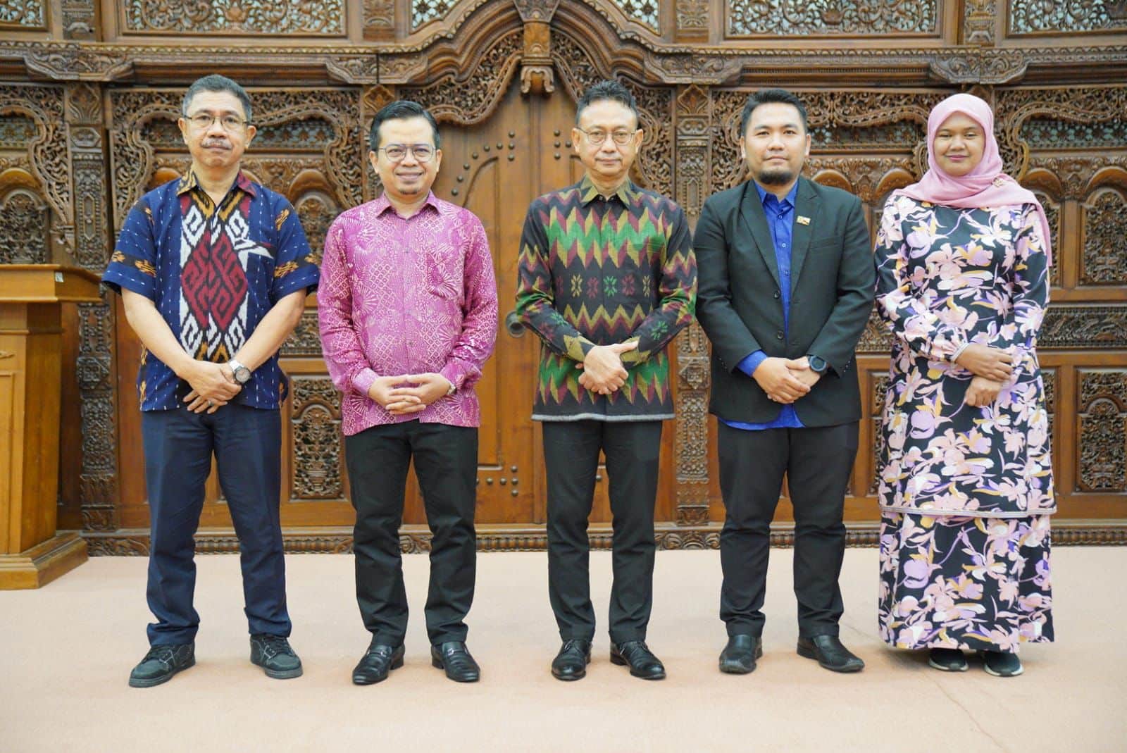 Foto bersama Wali Kota, Pontianak Edi Rusdi Kamtono beserta delegasi Radio Televisi Malaysia dan Brunei Darussalam. (Foto: Prokopim Pontianak)