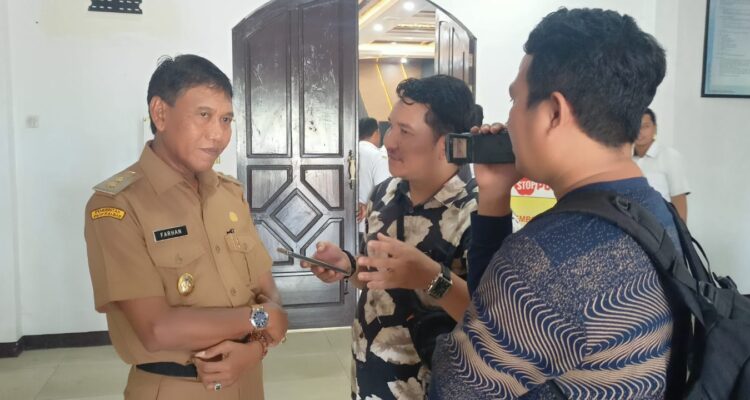 Wabup Ketapang, Farhan saat diwawancara wartawan usai rapat paripurna di Gedung DPRD Ketapang, Senin (13/11/2023). (Foto: Adi LC)