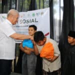 Pj Gubernur Kalbar, Harisson memberikan bingkisan secara simbolis kepada anak-anak yang akan disunat di UPT Puskesmas Alianyang, Minggu (12/11/2023). (Foto: Jauhari)