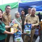 Pj Gubernur Kalbar, Harisson foto bersama dalam kegiatan operasi pasar dan harga kebutuhan pokok yang diselenggarakan di Pasar Mawar Pontianak, Senin (13/11/2023). (Foto: Jauhari)