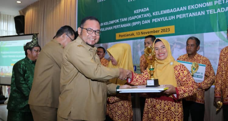 Pemprov Kalbar menyerahkan penghargaan berprestasi pada bidang pertanian tingkat Provinsi Kalbar tahun 2023, di Hotel G Pontianak, Senin (13/11/2023). (Foto: Jauhari)