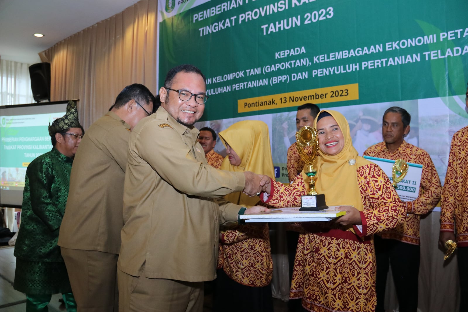 Pemprov Kalbar menyerahkan penghargaan berprestasi pada bidang pertanian tingkat Provinsi Kalbar tahun 2023, di Hotel G Pontianak, Senin (13/11/2023). (Foto: Jauhari)