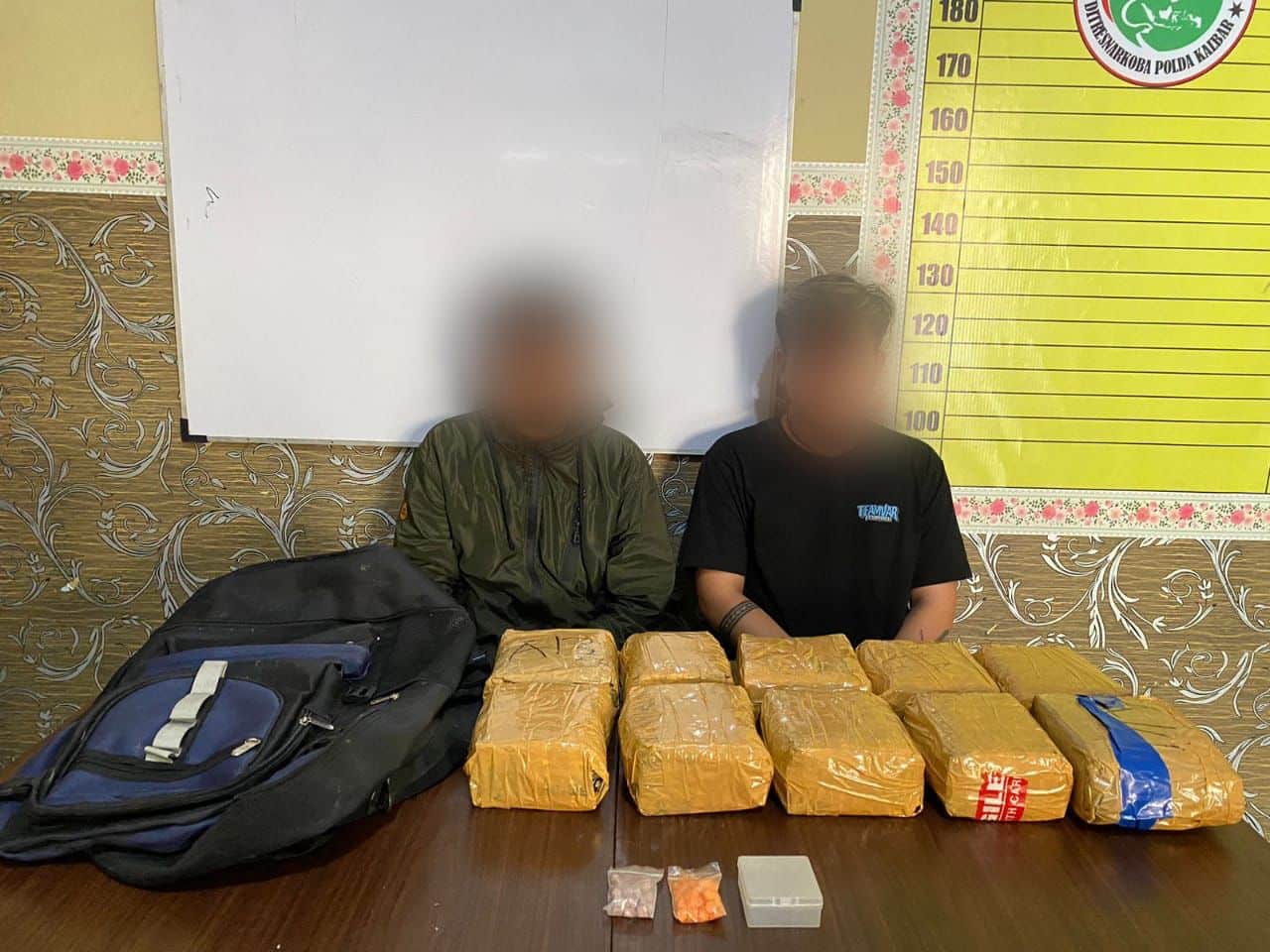 Pelaku RA dan MG beserta barang bukti sabu seberat 10 kilogram dan 86 butir pil ekstasi. (Foto: Jauhari)