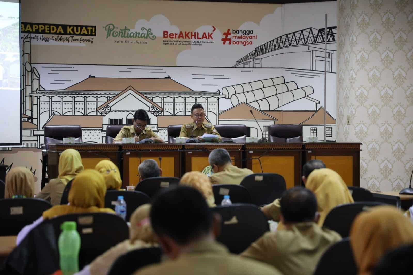 Suasana Rapat koordinasi kasus DBD di Aula Rohana Muthalib Bappeda Kota Pontianak, Selasa (14/11/2023). (Foto: Kominfo/Prokopim Pontianak)