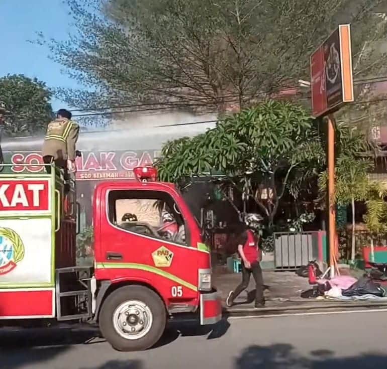 Petugas damkar berupaya memadamkan kebakaran rumah makan Sop Iga Mak Garang di Jalan Gusti Hamzah (Pancasila) Pontianak. (Foto: Jauhari)