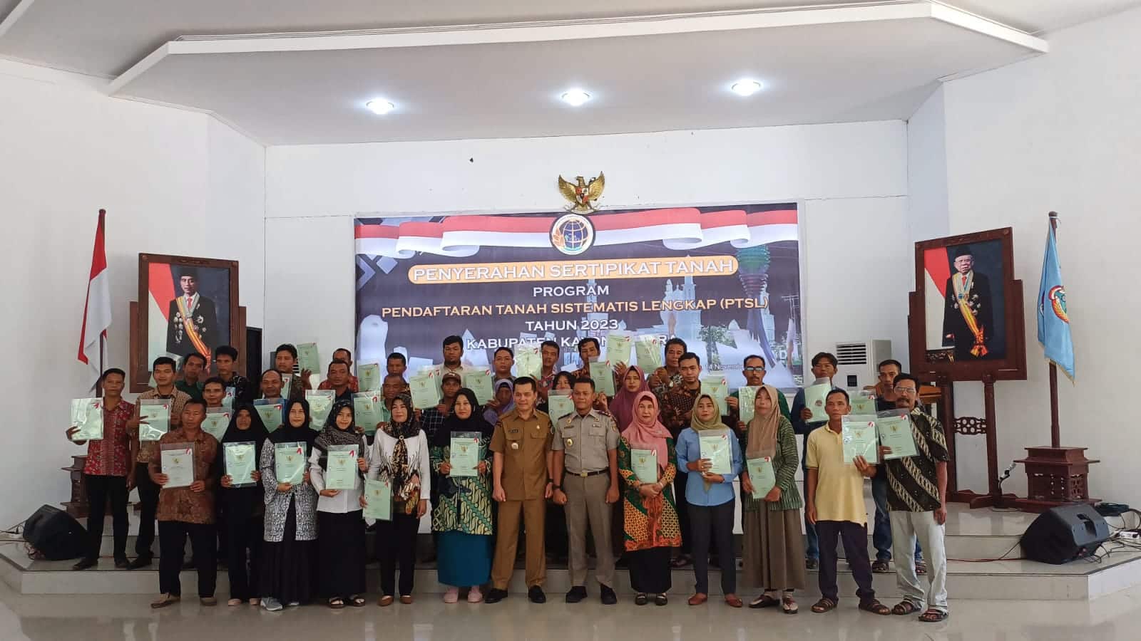 Foto bersama usai penyerahan sertifikat tanah program PTSL kepada sejumlah warga di Aula Istana Rakyat, Kecamatan Sukadana, Selasa (14/11/2023). (Foto: Santo)