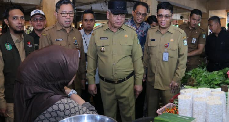 Pj Gubernur Kalbar, Harisson mengunjungi Pasar Dahlia Pontianak, Selasa (14/11/2023). (Foto: Jauhari)