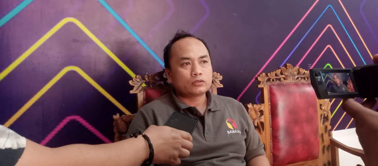 Ketua Bawaslu Ketapang Moh Dofir saat diwawancarai wartawan di kantornya, Selasa (15/11/2023). (Foto: Adi LC)