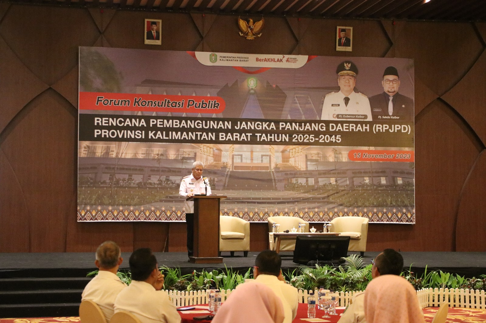 Pj Gubernur Kalimantan Barat, Harisson membuka Forum Konsultasi Publik Rencana Pembangunan Jangka Panjang Daerah (RPJPD) Tahun 2025 - 2045, di Hall Hotel Qubu Resort, Kubu Raya, Rabu (15/11/2023). (Foto: Jauhari)
