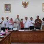 Penjabat (Pj) Sekretaris Daerah Provinsi Kalimantan Barat, Mohammad Bari foto bersama rombongan AAI dan dari kementerian, di Kantor Gubernur Kalbar, Rabu (15/11/2023). (Foto: Jauhari)