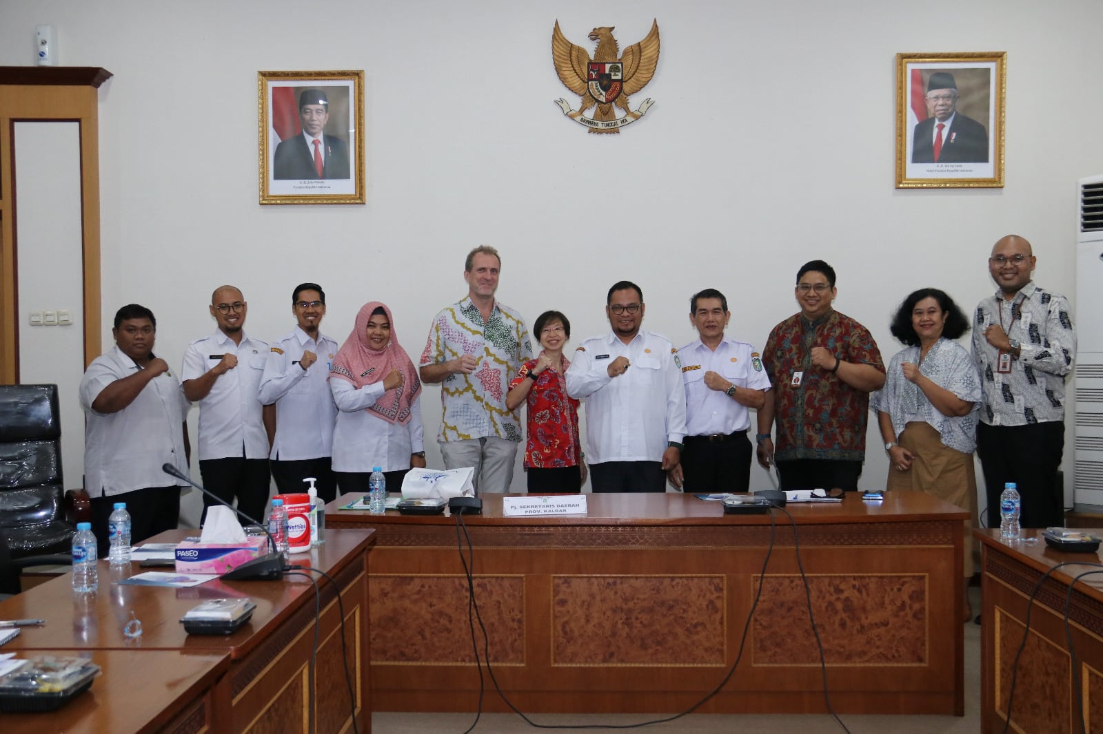 Penjabat (Pj) Sekretaris Daerah Provinsi Kalimantan Barat, Mohammad Bari foto bersama rombongan AAI dan dari kementerian, di Kantor Gubernur Kalbar, Rabu (15/11/2023). (Foto: Jauhari)