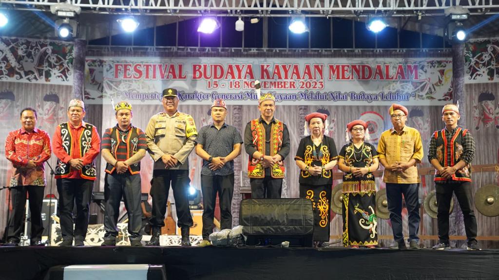 Bupati Kapuas Hulu, Fransiskus Diaan berfoto bersama di sela-sela Pembukaan Festival Budaya Adat Istiadat Mendalam  Kayaan. (Foto: Ishaq/KalbarOnline.com)