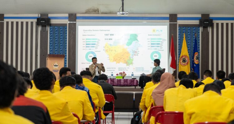 General Manager PLN UIP3B Kalimantan, Abdul Salam Nganro memaparkan kondisi kelistrikan Kalimantan pada sesi kuliah umum di Fakultas Teknik, Universitas Lambung Mangkurat (ULM), Rabu (15/11/2023). (Foto: PT PLN)